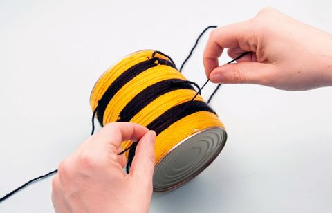 ETAPE 2 : Nouez six fils de la même longueur sur le dessous de votre boîte - ils deviendront les pattes d'insectes.