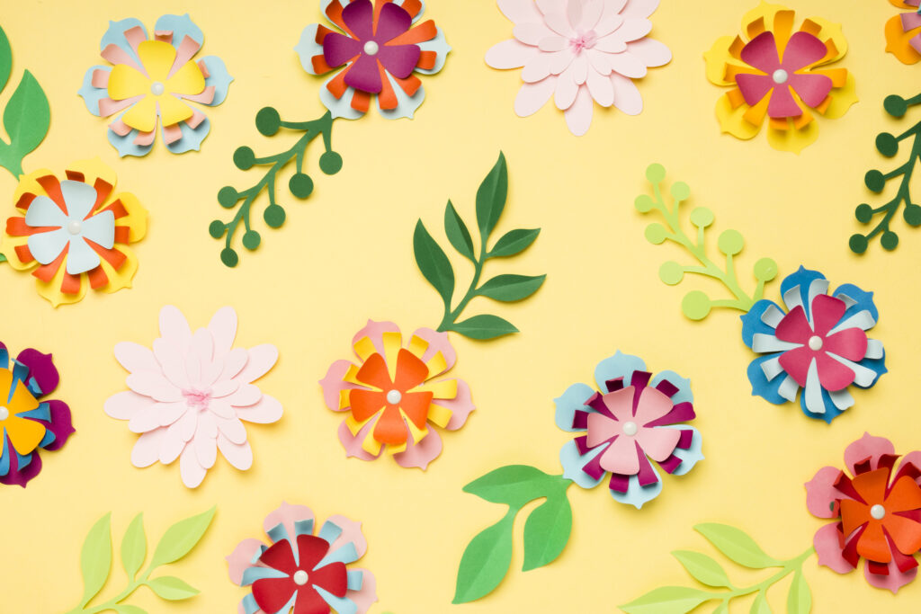 Assortiment de fleurs en papier coloré pour le printemps magnific